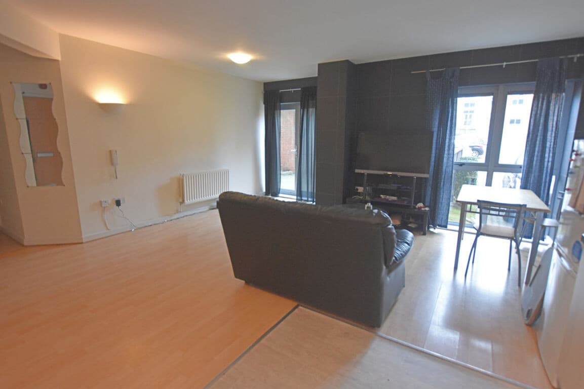 2 Bedroom Apartment For Rent Portland Square, Nottingham, NG7 4HS ...