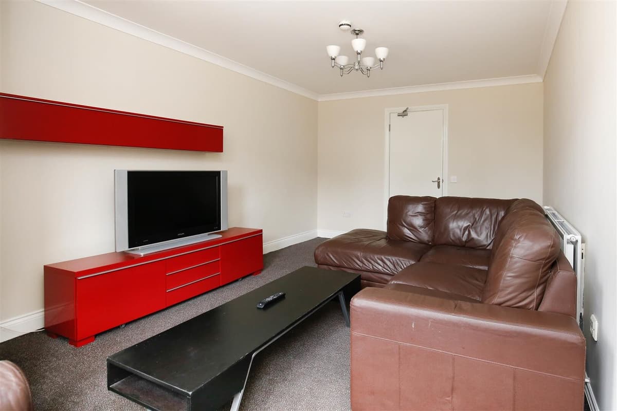 4-bedroom-apartment-for-rent-heaton-road-newcastle-ne6-1sb-unihomes