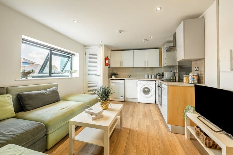 City centre 2 bed apartment - with parking, Cardiff – Updated 2023 Prices